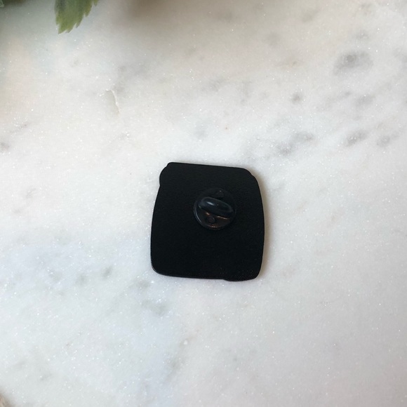 Vintage Camera Enamel Pin - Picture 4 of 4